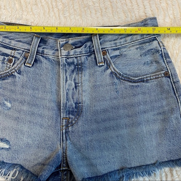 LEVI’S 501 | Med Light Wash Denim Jean Cut Off Shorts - Size: 25 - Picture 11 of 14